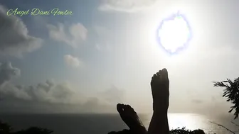 Real Hoe Feets Play under Sky