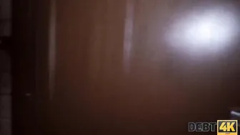 DEBT4k Labbra Sensuali Lascia Che Lesattore Usi La Sua Figa