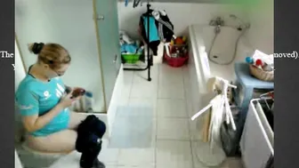 Jolie jeune blonde a poil dans la salle de bain
