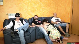 fem dom 18 Umilia Sfigato Coi Piedi per Educarlo Toes Smelling Piedi Sudati Di Cattiva Ragazza