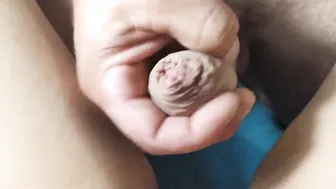 DUDE JERKING OFF AND CUM ON TWAT