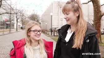 Die Studentinnen Holly  Ida Treiben Es inside Der Bibliothek