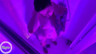 Shower Time with Magnea