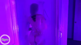 Shower Time with Magnea