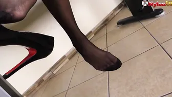 Ebony secretary inside pantyhose squirts and moans on your desk