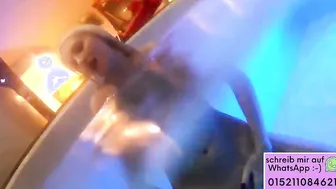 Geile Hornygirl fingert sich unter dem Wasser