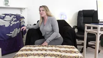 Insecure stepmom wants stepsons penis