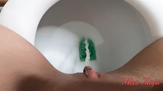 HD Adorable AMATEUR HOT Pee Strong Stream and FARTING/Female pov