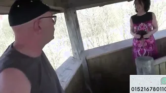 Beim Jagen ficken die eine geile Mom draussen im Wald