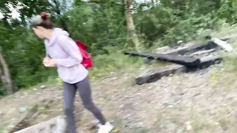 Ein Fluchtling wurde beim Public-Pissen erwischt und.Teil two