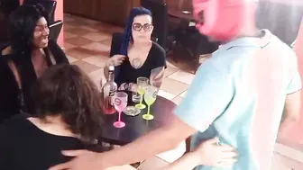 Despedida porn video – Dotado mascarado na despedida de solteira. (Chubby Boca de veludoBárbara lionessAlice cakesNicoli