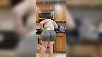 Juicy Booty porn video – Juicy Huge booty Cougar inside the kitchen