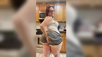 Juicy Huge booty Cougar inside the kitchen