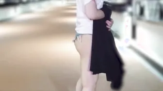 【野外露出】ノーブラノーパン×セクシーなデニムショートパンツで歩道橋を歩いてみた♪