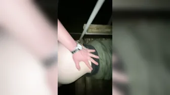 Русская сучка трахается раком на улице