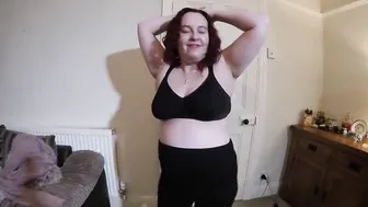Pregnant MILF gets naked and plays with Twat