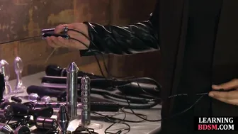 Electroplay domme shocks les slave during lesson