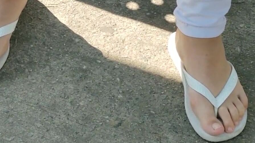 Tiny Short Girl Feet Porn - Candid teenagers feet - little feet with white flip flops 4kPorn.XXX