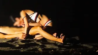 外でするのが大好きなブラジリアンビキニ彼女とビーチで野生セックス Beach Sex at Night like Wild Animal with Brazilian Bikini bimbos