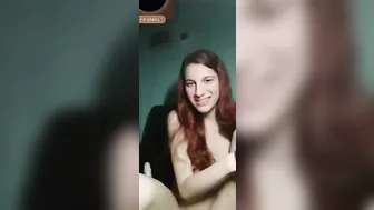 Ragazza rossa si infila bottiglia nella figa
