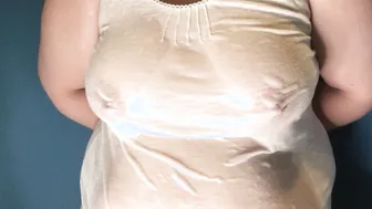 Il Récidive En Pulvérisant De Leau Sur Mes Gros Seins