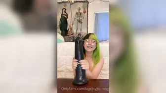 E-chick Tetona Se Mete un Consolador Gigante En Su Boquita