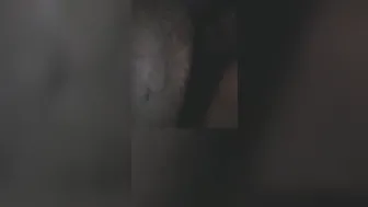 Pam Si Diverte a Farsi Scopare Da un Grosso Cazzo Mentre Il Marito Sta Lavorando