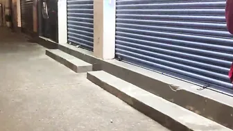 He went to paint and masturbates inside the street until he squirted