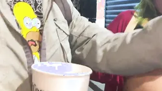 He went to paint and masturbates inside the street until he squirted