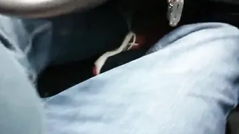 Cochonne chauffe son mec dans la voiture et avale
