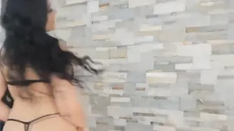 Bimbos Rubbing her Snatch for her Viewers