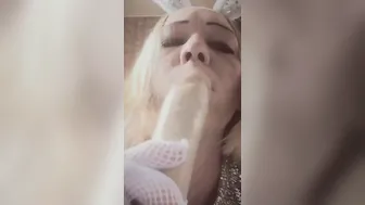 Сексуальная зайка с наслаждением сосет большой дилдо для папочки.