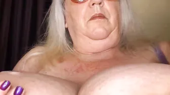 alter Grandmother auf die Euter gespritzt