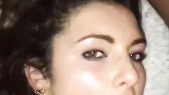 Belle nana aux jolies yeux se fait pisser dans la