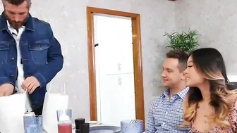 Lulu Chu Steals Van Wyldes Burger Inside An Attempt To