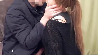 DEBT4k. Mann kommt zum jugendlichen russischen Schuldner und bohrt shaved rasierte Muschi