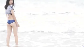 极品巨乳骚货在海边展现身材