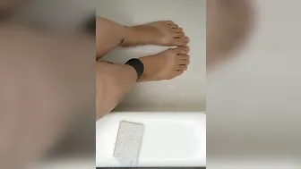 Washing and scrubbing my kinky foot
