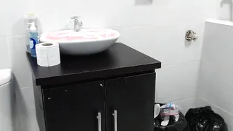 Breaking my Butt inside the Toilet of my Home