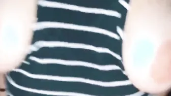 ME ENCANTA SENTARME EN LA VERGA DE MI VECINO MIENTRAS MIS TETAS REBOTAN