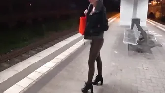 Geile Blondine am Bahnhof abgeschleppt und hart gefickt