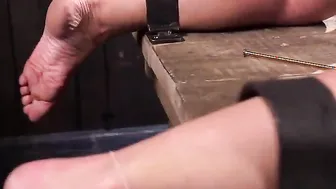 Curvy electro slave gets toes pricked inside fetish lovers