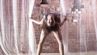 Tight twat beauty Razdery Noga stretching her legs