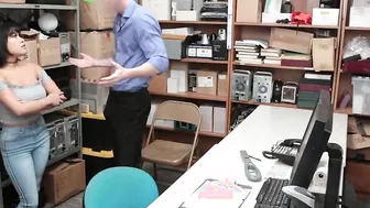 Officer Lets Shoplifter Go after a Screwed - Aryana Amatista