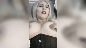 Beauty cougar Tit Play