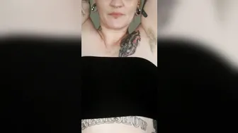 UNSHAVED CHICK SHOWS OFF BODY