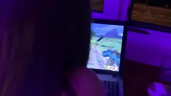BELLA LOVES SEE MINERCRAFT AND GETS COCK INTO SNATCH