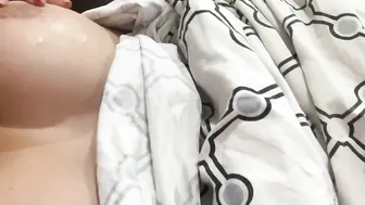 Я ласкаю себя обнаженной под одеялом