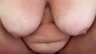 Ehefrau reitet mit Cummed
