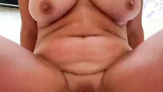 Ehefrau reitet mit Cummed